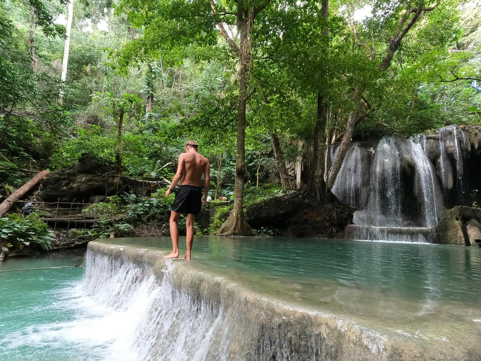 Eliott Foveau au bord d'une cascade